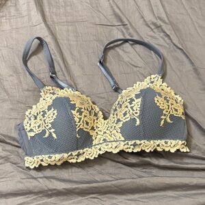Intimissimi blue Gray and Gold Lace Bra with matching underwear in small